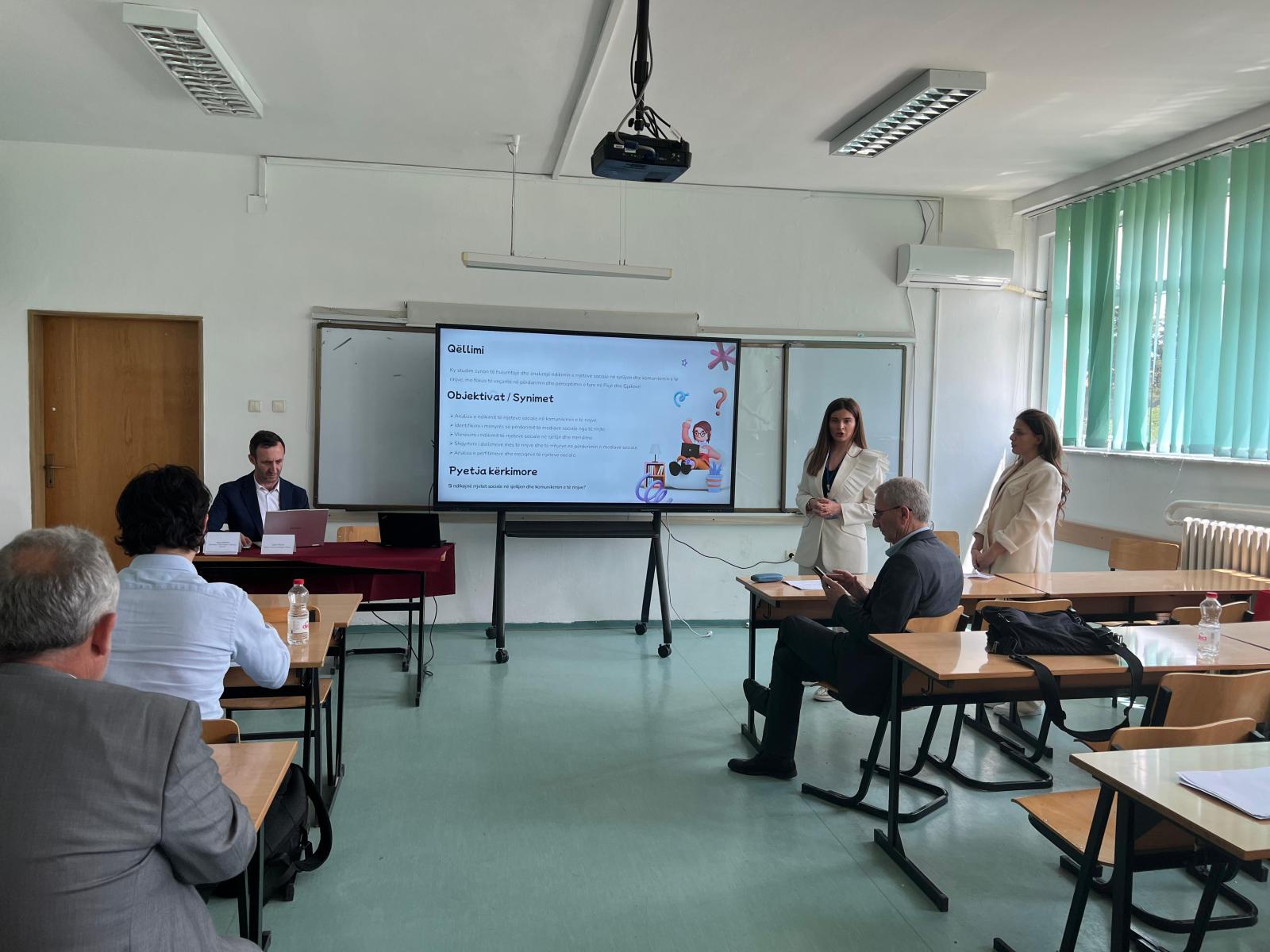 Studiues Vendorë dhe Ndërkombëtarë Prezantojnë Hulumtime në Konferencën Ndërkombëtare