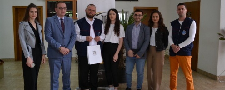 Universiteti i Gjakovës pranon donacion të dorëzave dhe maskave mbrojtëse nga Shoqata Humanitare Bamirëse “Bereqeti”