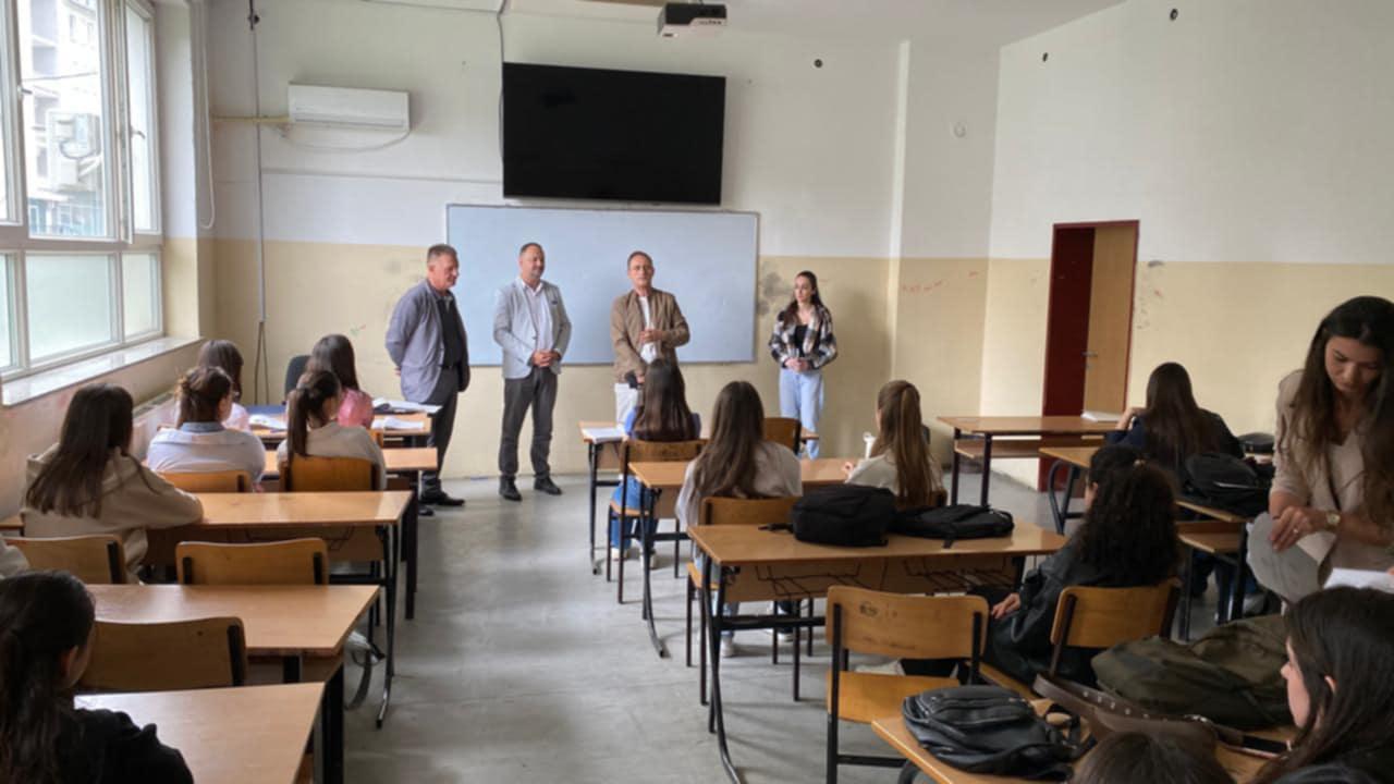 Stafi akademik i Fakultetit të Shkencave Sociale prezanton ofertën e Programit ‘Kujdesi dhe Mirëqenia Sociale’ para nxënësve të shkollave të mesme