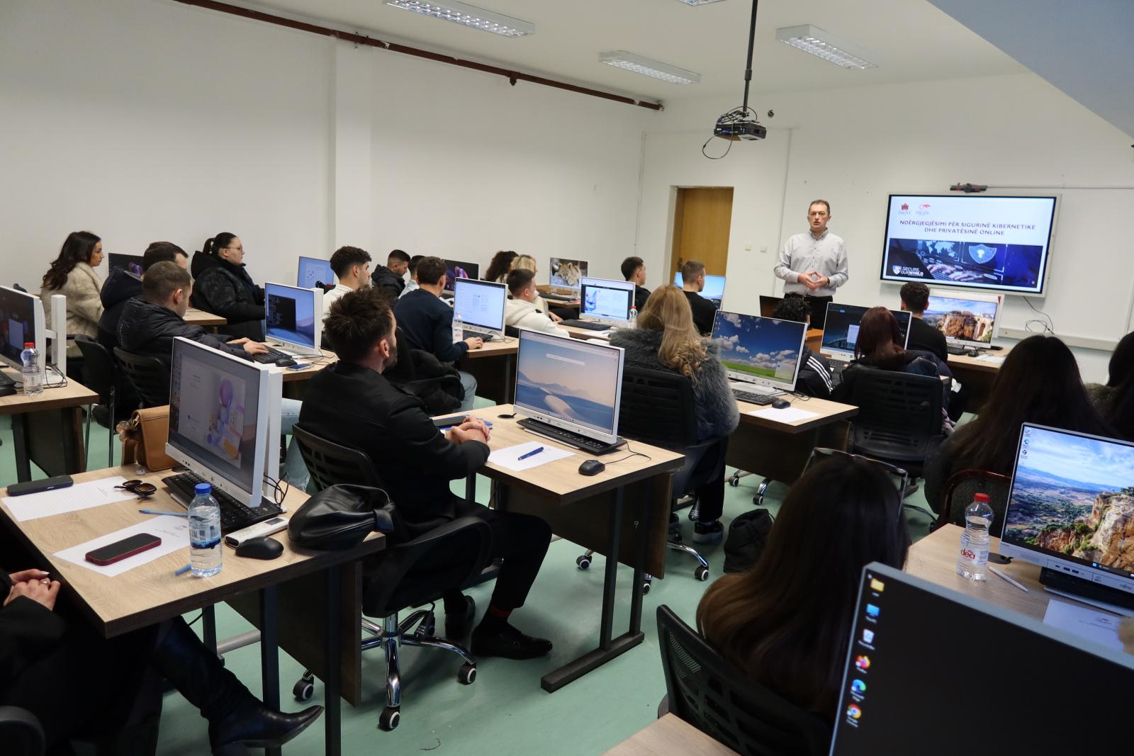 U organizua trajnim për studentët me temë “Siguria Kibernetike dhe Privatësia Online”