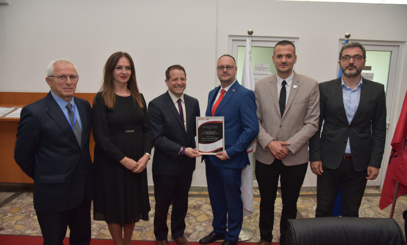 Profesori i Universitetit ‘Fehmi Agani’ në Gjakovë Prof. Ass. Dr. Ferdi Kamberi nderohet me çmimin e Ekselencës  ‘Fehmi Agani’