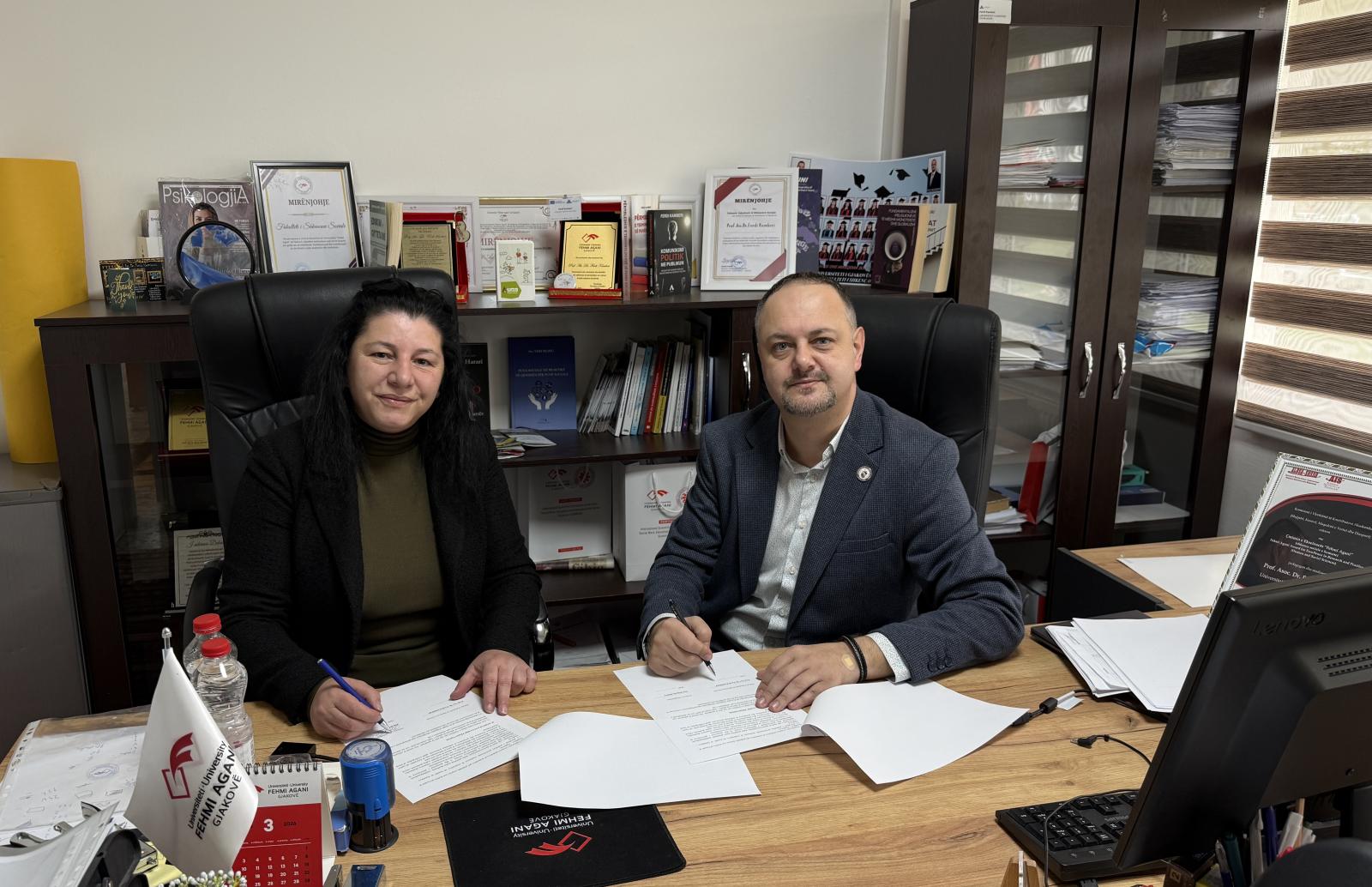 Fakulteti i Shkencave Sociale lidh marrëveshje bashkëpunimi me OJQ “Handikos” në Gjakovë