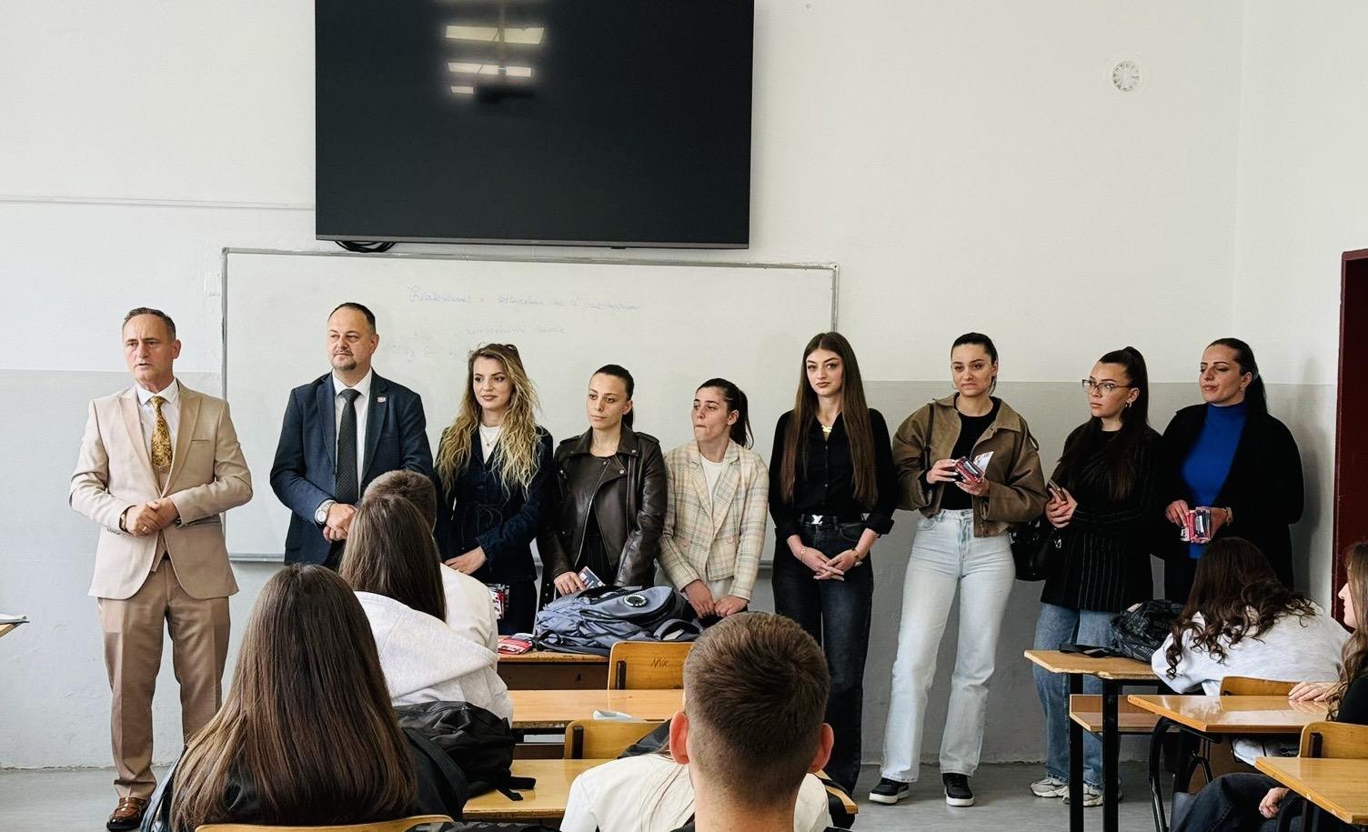 Stafi akademik i Fakultetit të Shkencave Sociale prezanton programin “Kujdesi dhe Mirëqenia Sociale” para nxënësve të shkollave të mesme në Gjakovë
