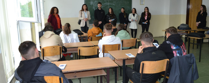Fillon kampanja “Ditët Informuese” për shkollat e mesme të komunës së Gjakovës