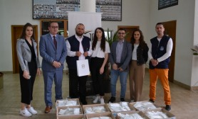 Universiteti i Gjakovës pranon donacion të dorëzave dhe maskave mbrojtëse nga Shoqata Humanitare Bamirëse “Bereqeti”