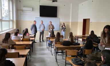 Stafi akademik i Fakultetit të Shkencave Sociale prezanton ofertën e Programit ‘Kujdesi dhe Mirëqenia Sociale’ para nxënësve të shkollave të mesme