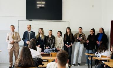 Stafi akademik i Fakultetit të Shkencave Sociale prezanton programin “Kujdesi dhe Mirëqenia Sociale” para nxënësve të shkollave të mesme në Gjakovë